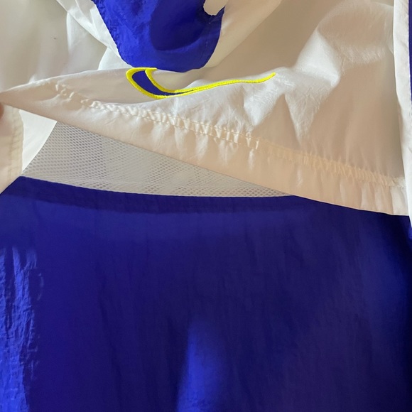 Nike Wind Breaker - Picture 4 of 10